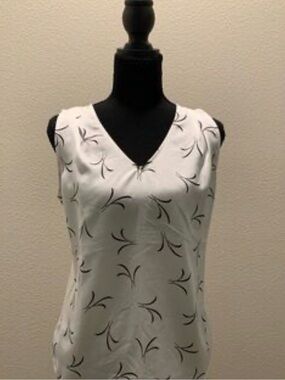 0178 Ann Taylor White V-Neck Sleeveless Top with Black Abstract Print